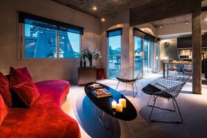 Télévision, lecteur de DVD, espaces bureaux