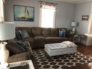 تلفزيون بشاشة مسطحة، ألعاب فيديو، مشغل دي في دي، ألعاب للصغار