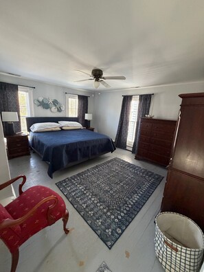 3 bedrooms, iron/ironing board, WiFi, bed sheets - Downtown, Sleeps 9,  Dog-friendly, Short Walk to the Beach (Cape Charles)