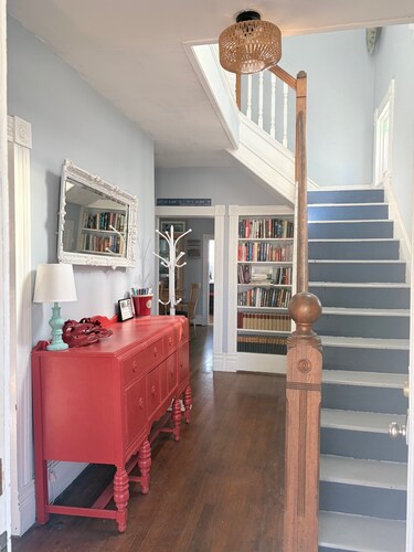 Downtown, Sleeps 9,  Dog-friendly, Short Walk to the Beach