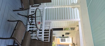 Downtown, Sleeps 9,  Dog-friendly, Short Walk to the Beach