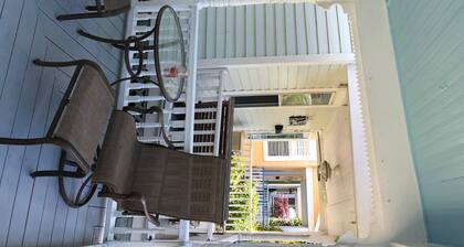 Downtown, Sleeps 9, Dog-friendly, Short Walk to the Beach