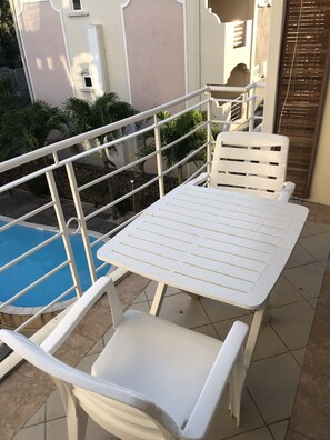 تناول الطعام بالخارج