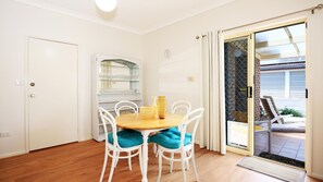 Dining - The Crescent @ Currarong - Pet Friendly Beachfront (Currarong)