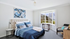 4 bedrooms, iron/ironing board, travel crib, free WiFi - The Crescent @ Currarong - Pet Friendly Beachfront (Currarong)