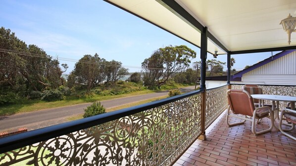 Outdoor dining - The Crescent @ Currarong - Pet Friendly Beachfront (Currarong)