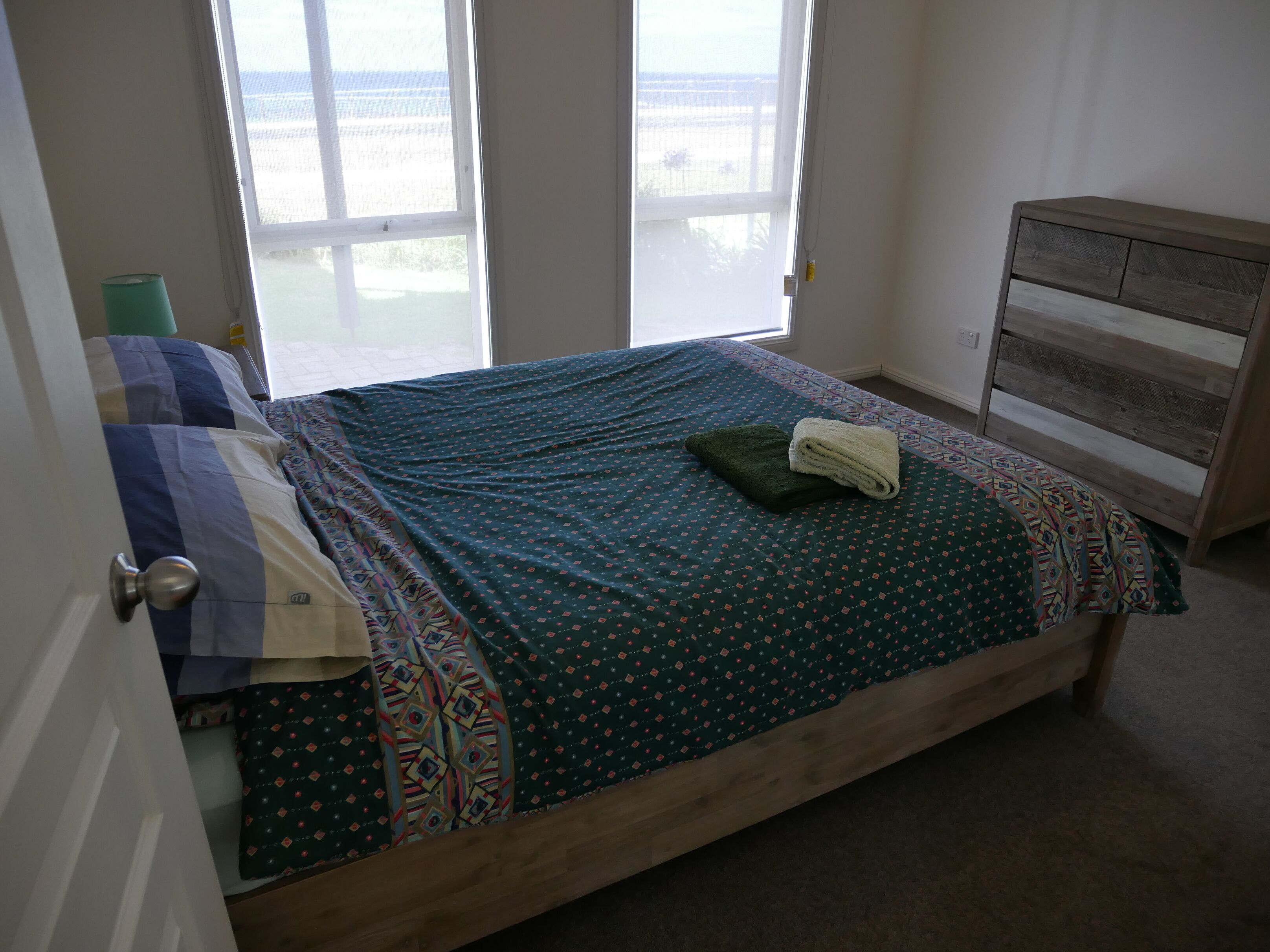 Amazing waterfront views 4 bedrooms 2 bathrooms NBN\nDirect access to the beach — image 15