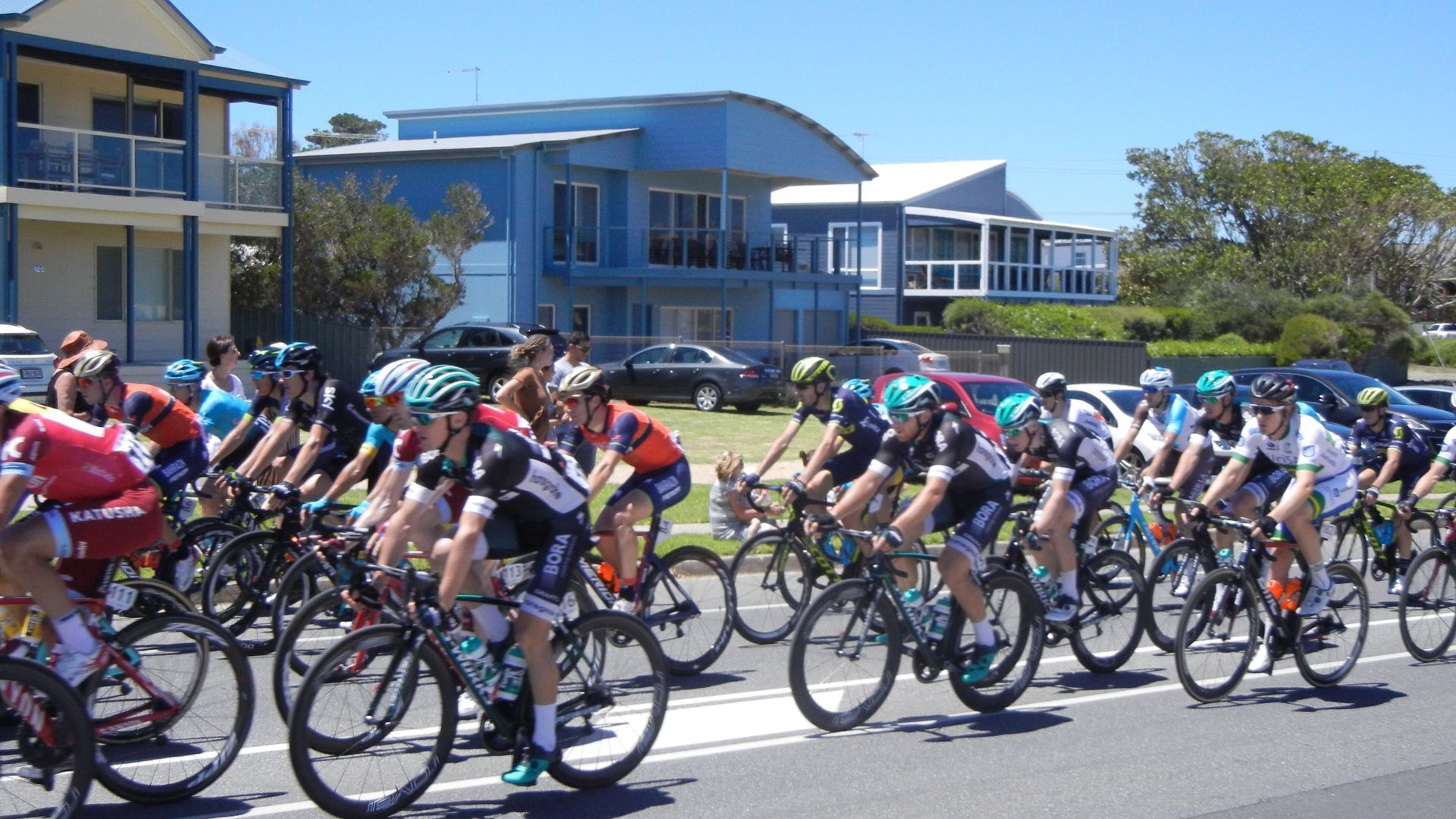 Amazing waterfront views 4 bedrooms 2 bathrooms NBN\nDirect access to the beach — image 2