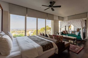 5 Schlafzimmer, Zimmersafe, Schreibtisch, Bügeleisen/Bügelbrett