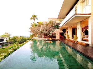 Piscine extérieure, piscine à débordement