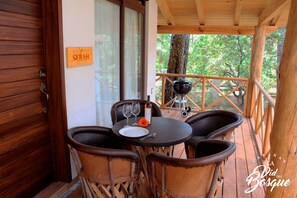 豪華小屋, 1 張特大雙人床, 熱水浴缸, 山景 | 露台/庭院
