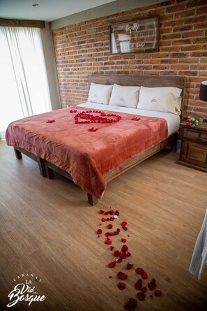 Deluxe Cabin, 1 King Bed, Hot Tub, Mountain View | Free minibar items, in-room safe, individually furnished, bed sheets - Cabañas La Vid Del Bosque (Tapalpa)