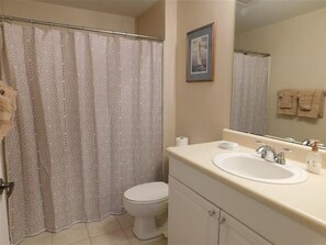Combined shower/tub, towels - Close to Beach, Pool, Hot tub, Fitness Room at the Gardens of Beachwalk (Fort Myers)