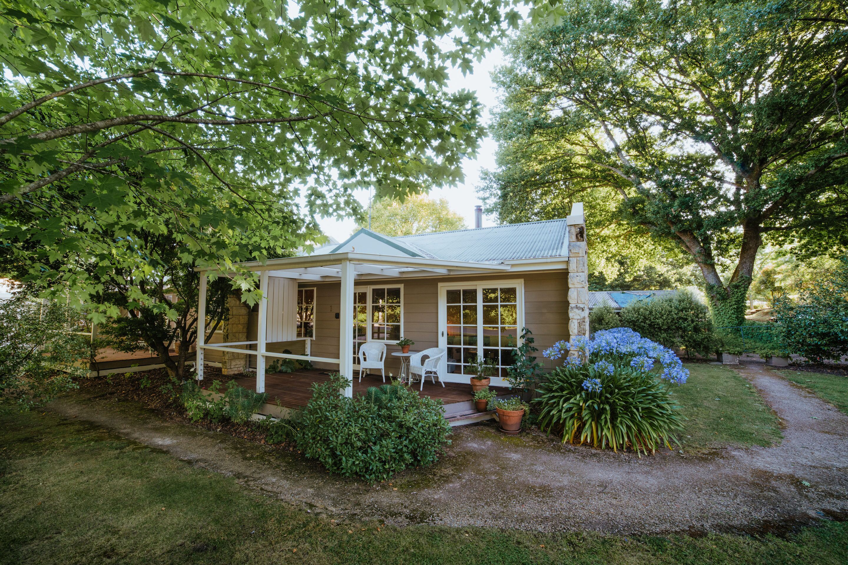 Jamieson Cottages by the River 1