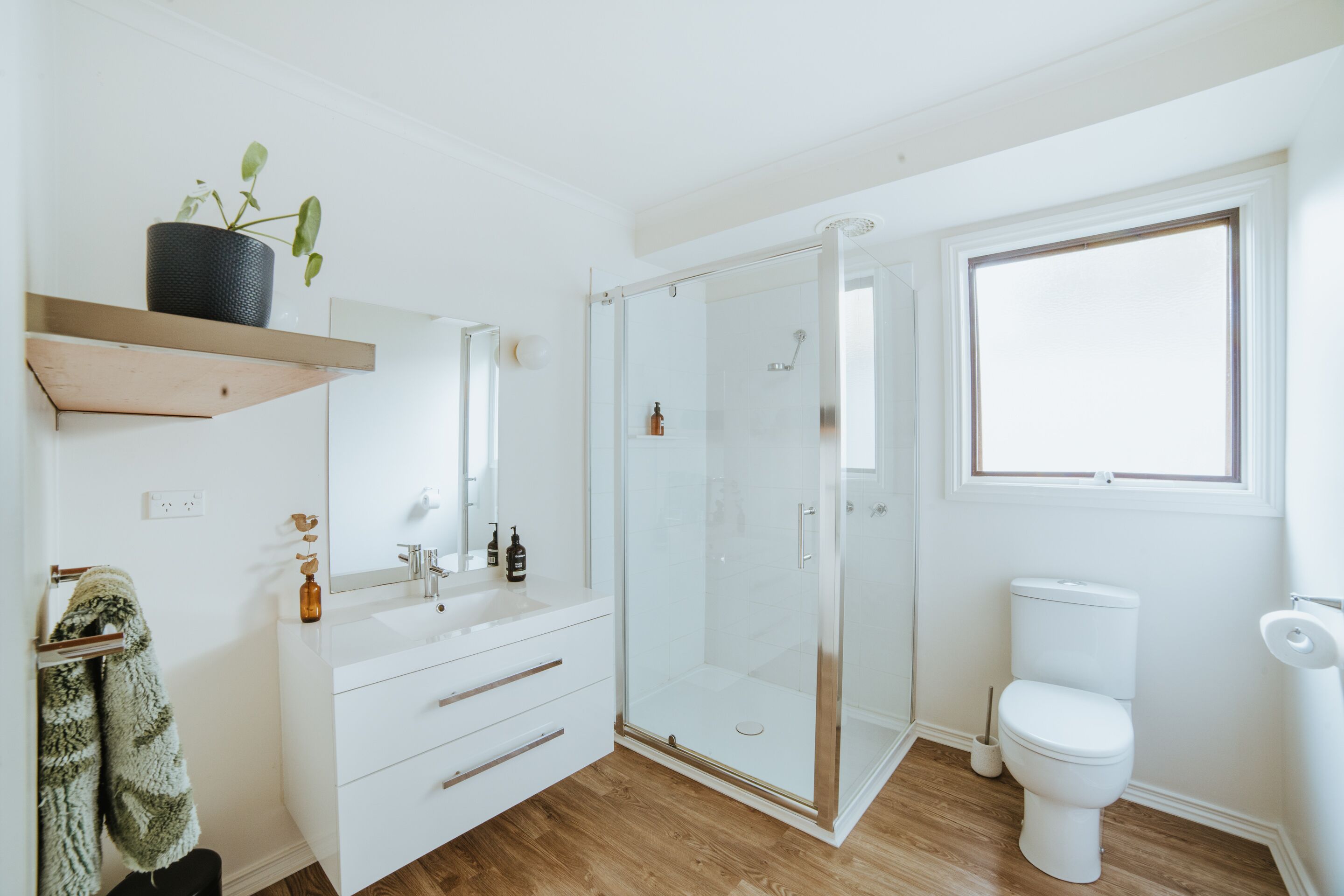 Jamieson Cottages by the River 1