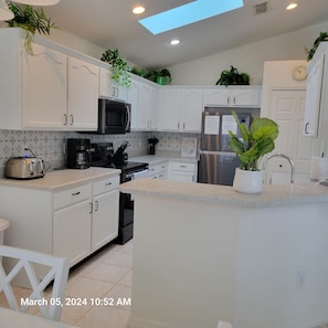 Refrigerador con congelador, microondas, horno y parrilla de estufa