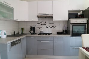 Microwave, dishwasher, coffee/tea maker, cookware/dishes/utensils