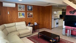 Televisie, een open haard, Netflix en streamingdiensten