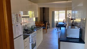 Micro-ondes, four, plaque de cuisson, lave-vaisselle