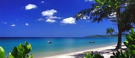 Una spiaggia nelle vicinanze