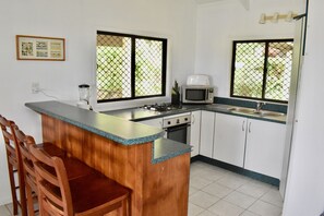 Kühlschrank, Mikrowelle, Ofen, Wasserkocher mit Kaffee-/Teezubehör