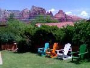 A garden with a variety of plants and a few outdoor chairs. - Beautiful House with Great View and Reasonable Rates (Sedona)