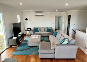 Smart TV, DVD player, books, stereo - SeaKing Escape, Kingscote Kangaroo Island (Kingscote)