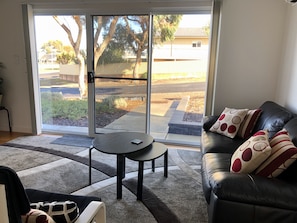 Smart TV, DVD player, books, stereo - SeaKing Escape, Kingscote Kangaroo Island (Kingscote)