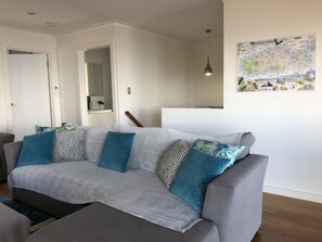 Smart TV, DVD player, books, stereo - SeaKing Escape, Kingscote Kangaroo Island (Kingscote)