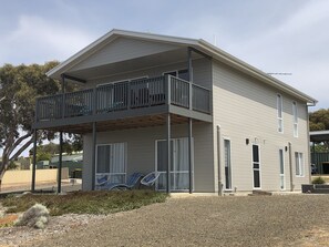 A two-story building with a balcony on the upper floor. - SeaKing Escape - Kingscote, Kangaroo Island (Kingscote)