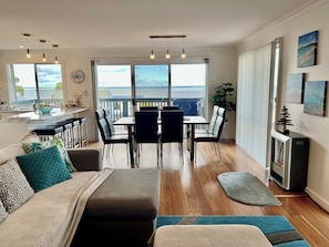 Smart TV, DVD player, books, stereo - SeaKing Escape, Kingscote Kangaroo Island (Kingscote)