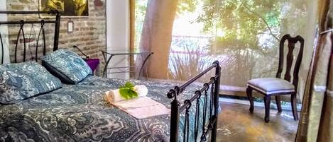 3 室のベッドルーム、デスク、ベッドシーツ