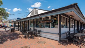 Ein MarketHouse mit Außenbereich und einer terrasse mit Backsteinpflaster.
