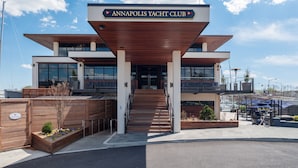 Ein modernes Gebäude mit einem Schild, auf dem der Schriftzug "Annapolis Yacht Club" zu sehen ist.