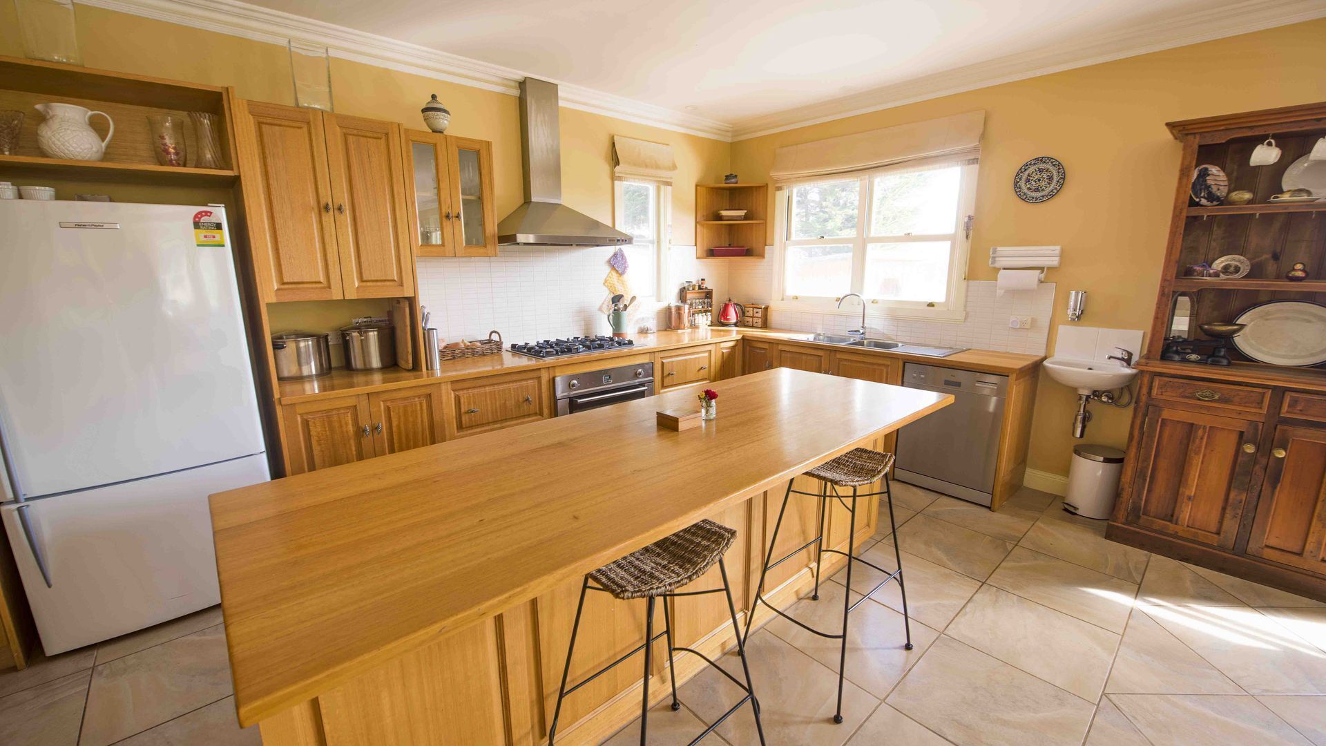 Wattle Grove Homestead- Huon River Views