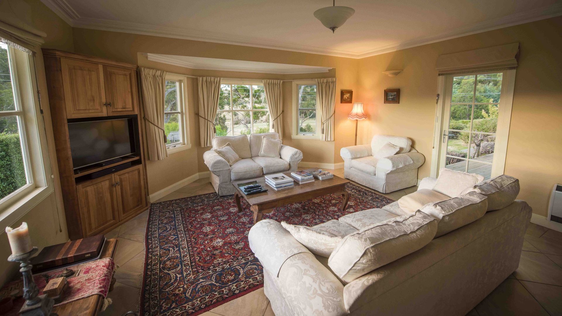 Wattle Grove Homestead- Huon River Views