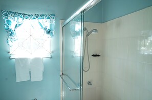 Badewanne, Haartrockner, Handtücher, Seife