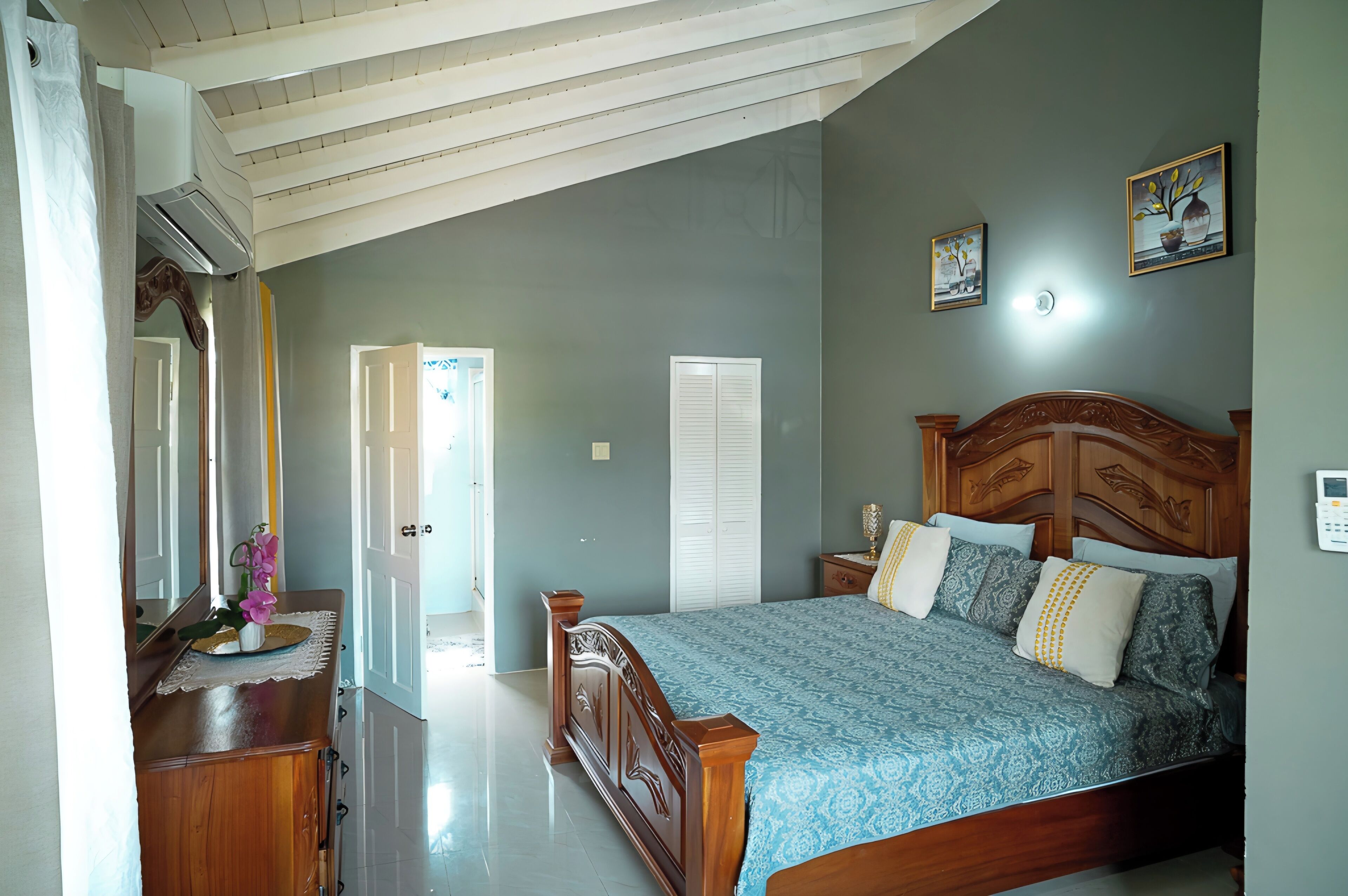 3 bedrooms, iron/ironing board, travel cot, free WiFi