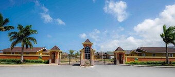 House of Amour is a stunning 3 bed 2 bath fully ac villa in Drax Hall CC St Ann