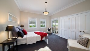 5 bedrooms, iron/ironing board, travel cot, free WiFi - Stableford House on the Golf Course (Wentworth Falls)
