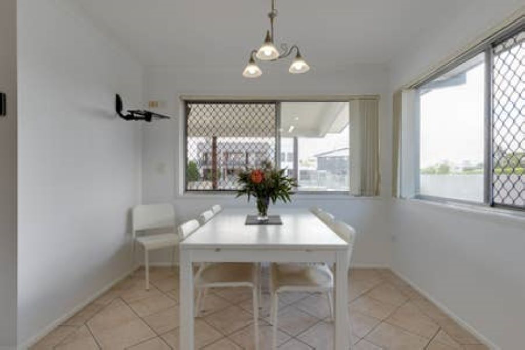 Gold Coast Central Waterfront House with Pool — image 17