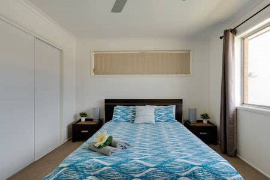 Gold Coast Central Waterfront House with Pool — image 27