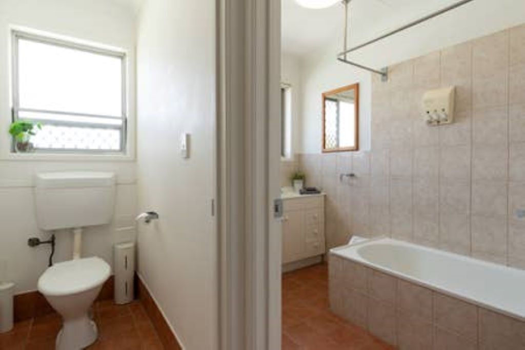Gold Coast Central Waterfront House with Pool — image 29