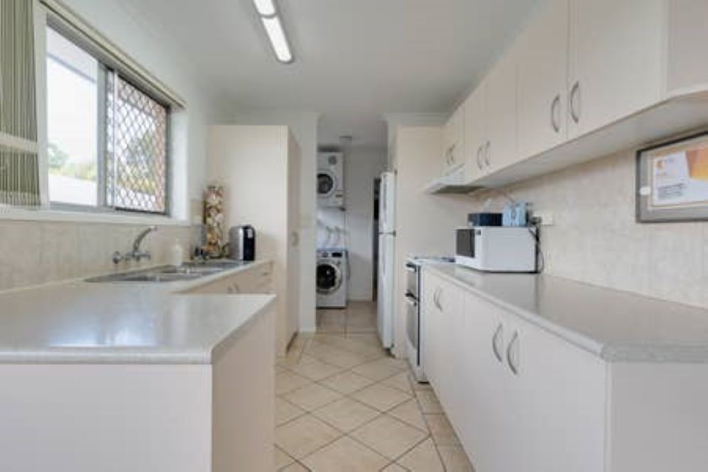 Gold Coast Central Waterfront House with Pool — image 6