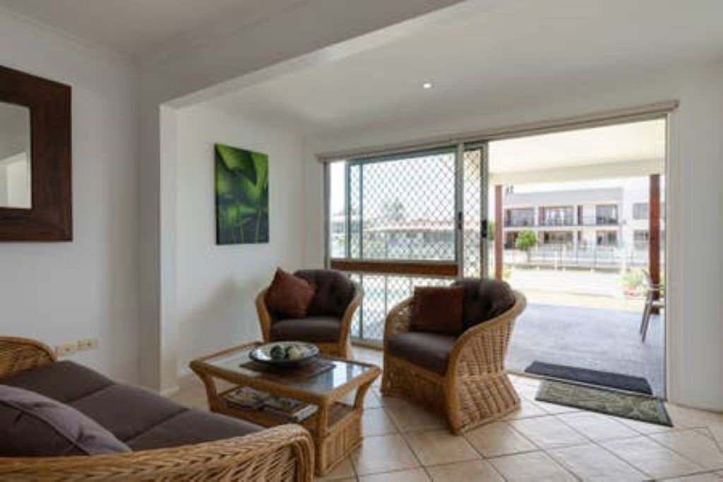 Gold Coast Central Waterfront House with Pool — image 15