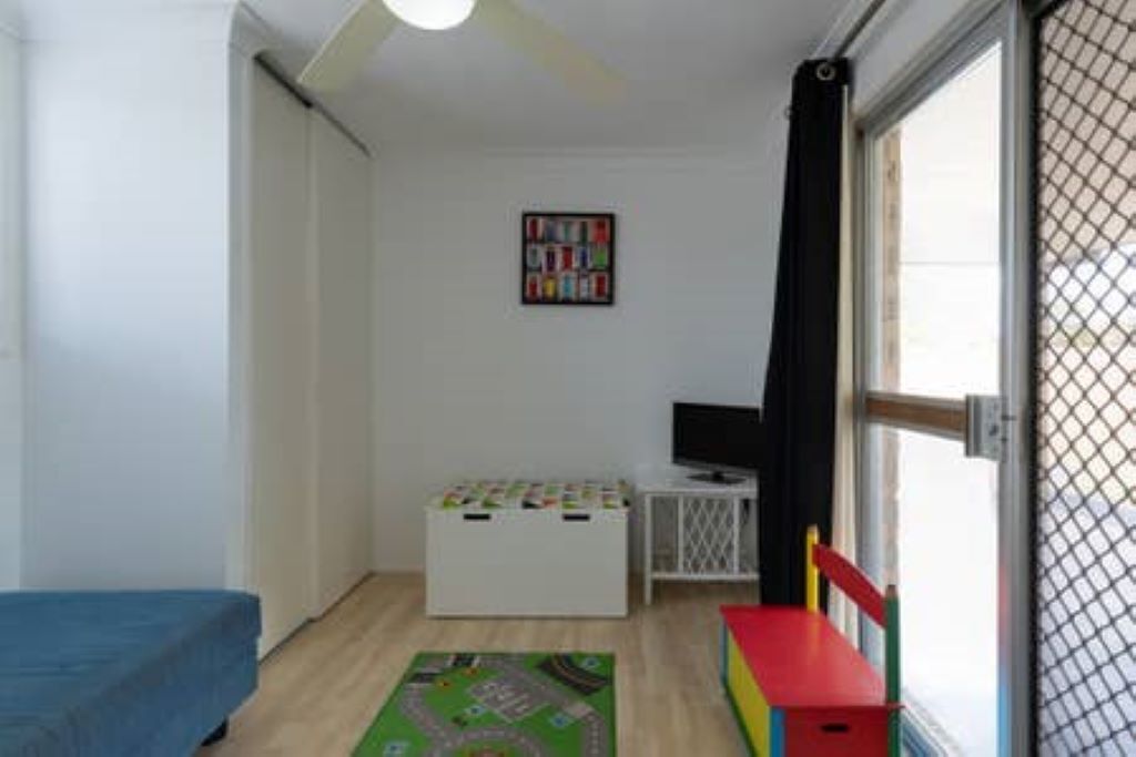Gold Coast Central Waterfront House with Pool — image 8