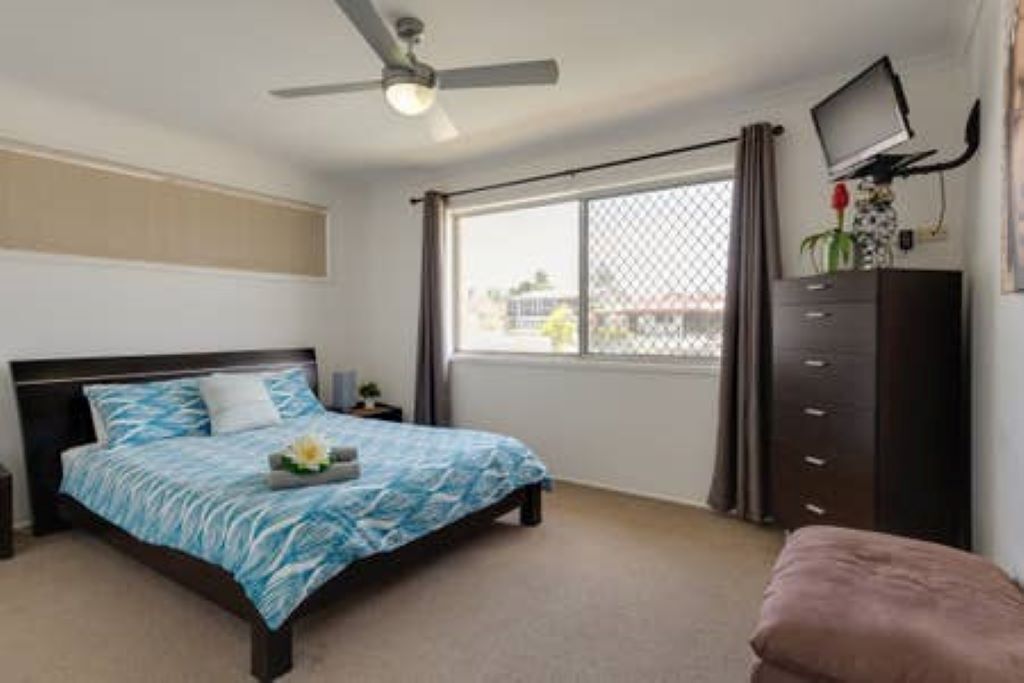 Gold Coast Central Waterfront House with Pool — image 26