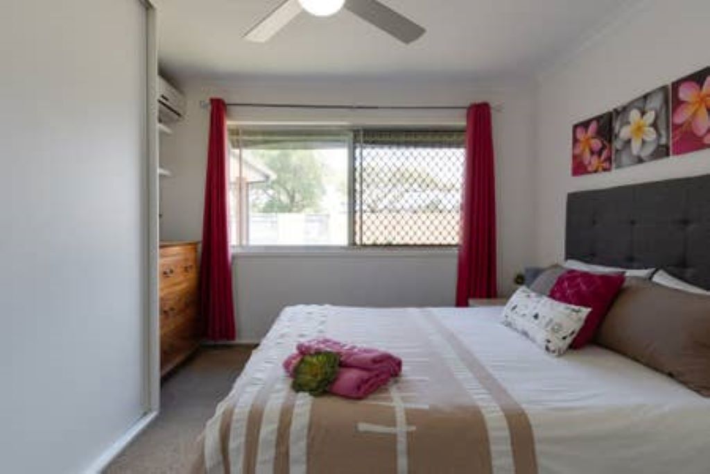 Gold Coast Central Waterfront House with Pool — image 22