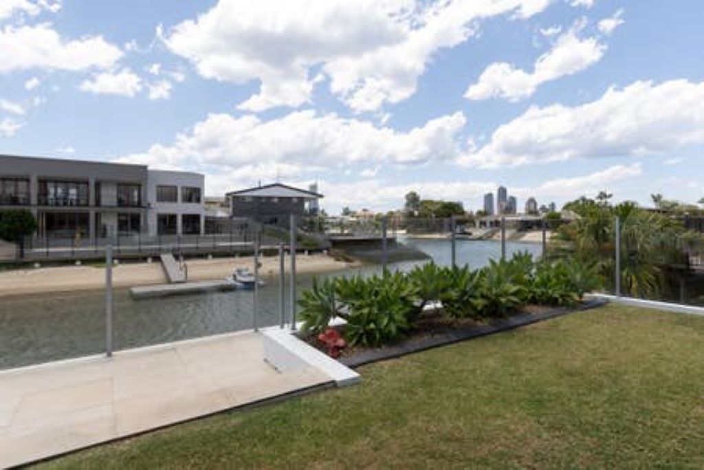 Gold Coast Central Waterfront House with Pool — image 3