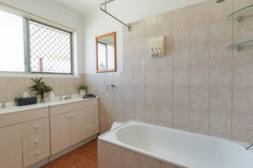 Gold Coast Central Waterfront House with Pool — image 30